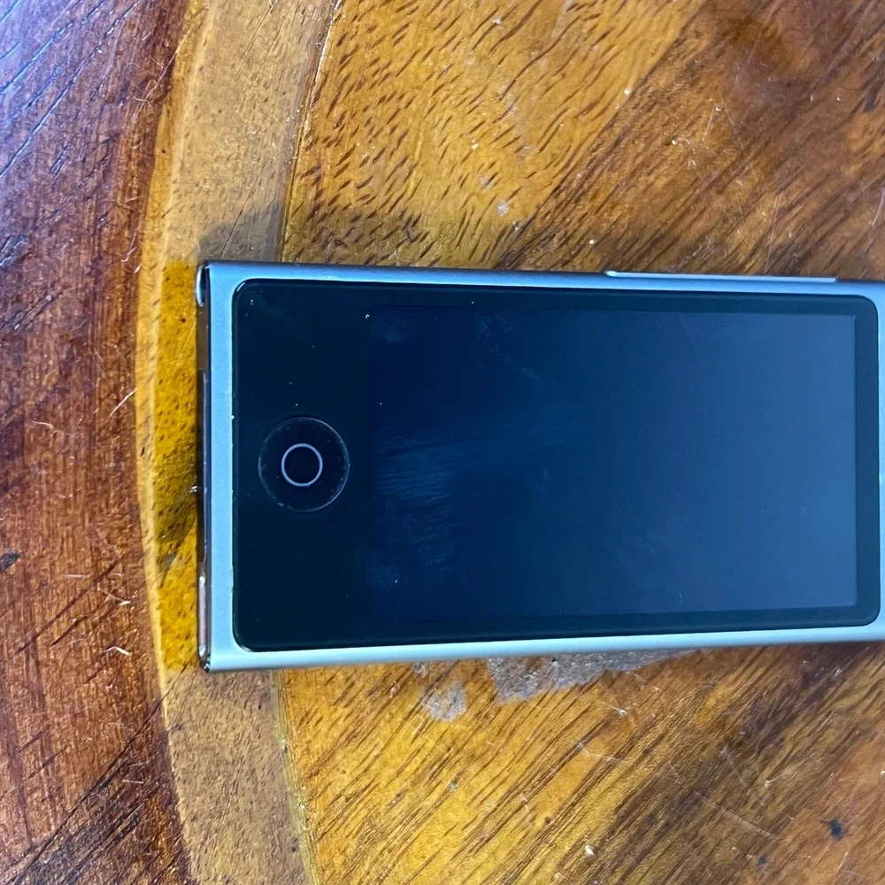 Apple iPod Nano 7th Generation 16GB Silver Model A1446 MP3 Player Bluetooth